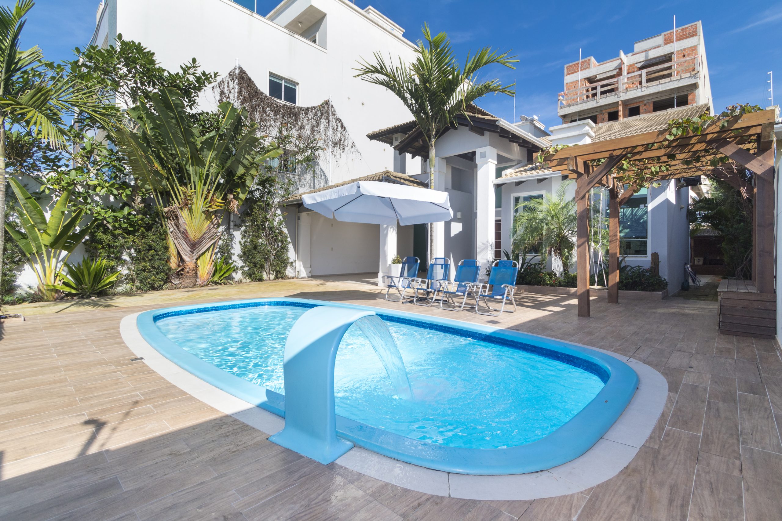 Casa Amoreira com piscina para alugar em Mariscal – Bombinhas – Cod. 00638