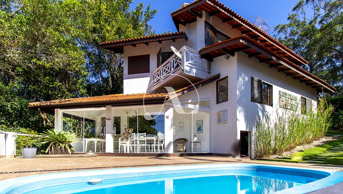 Belíssima casa à venda em Bombinhas, Santa Catarina.